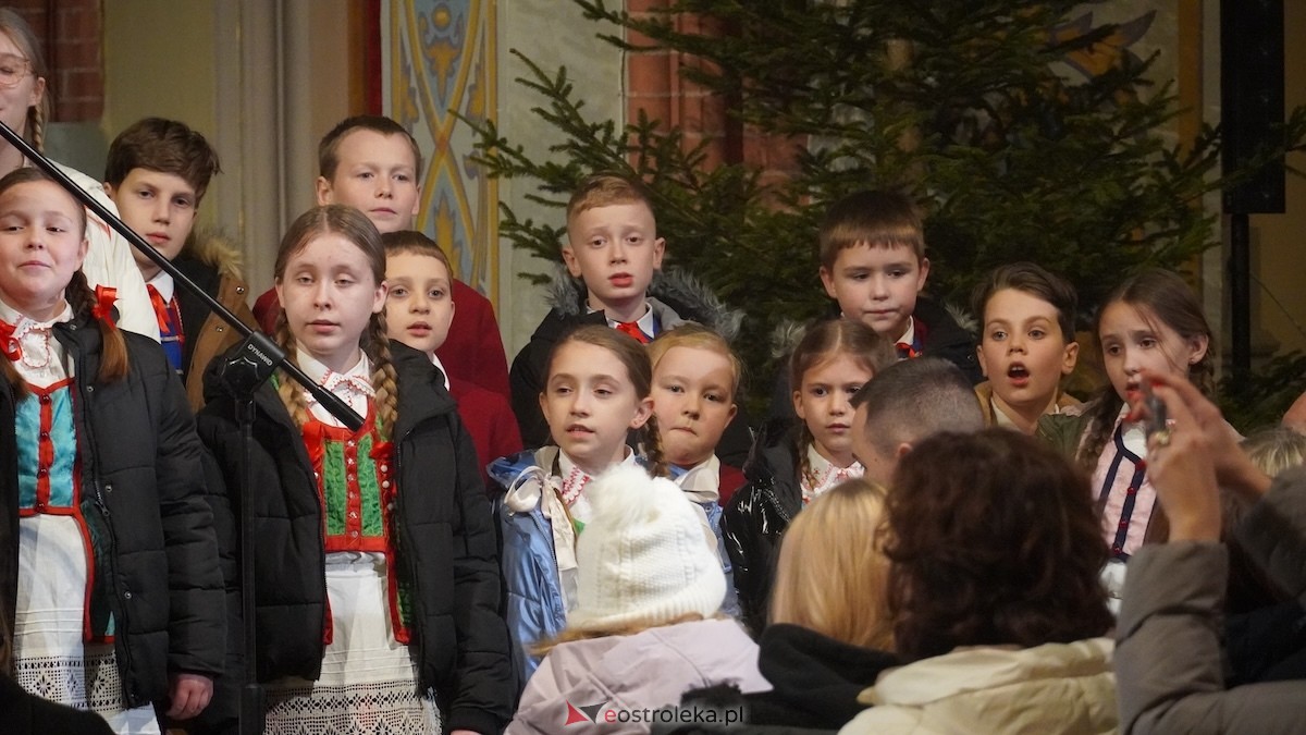 Koncert bożonarodzeniowy w wykonaniu ZPiT Kurpie w Rzekuniu [21.12.2025] - zdjęcie #72 - eOstroleka.pl