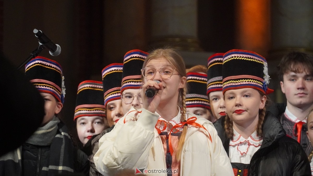 Koncert bożonarodzeniowy w wykonaniu ZPiT Kurpie w Rzekuniu [21.12.2025] - zdjęcie #68 - eOstroleka.pl