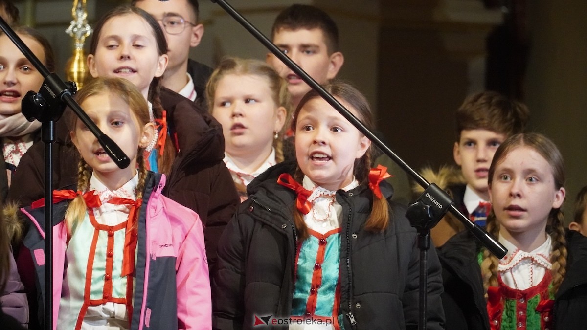 Koncert bożonarodzeniowy w wykonaniu ZPiT Kurpie w Rzekuniu [21.12.2025] - zdjęcie #66 - eOstroleka.pl