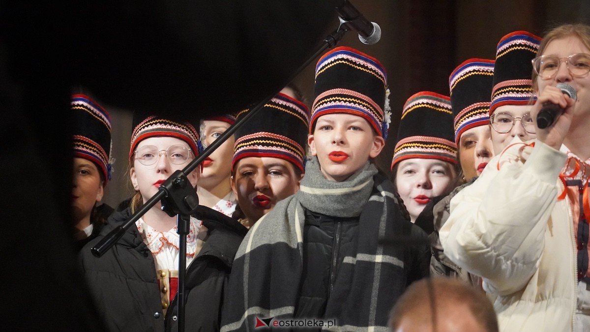 Koncert bożonarodzeniowy w wykonaniu ZPiT Kurpie w Rzekuniu [21.12.2025] - zdjęcie #65 - eOstroleka.pl