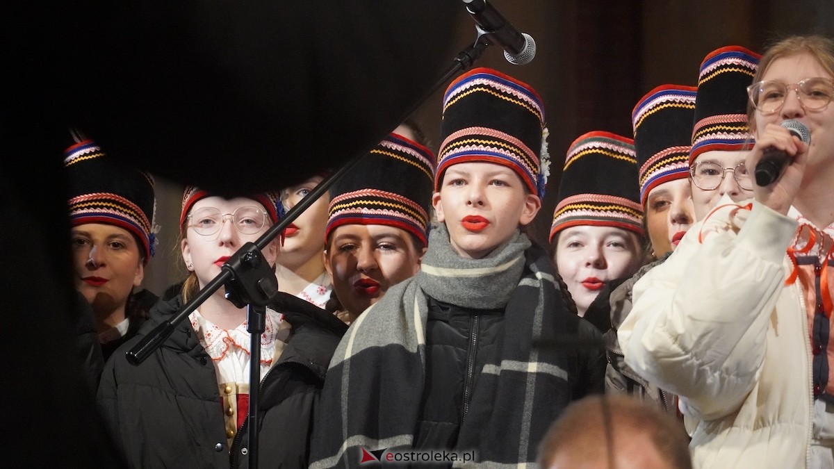 Koncert bożonarodzeniowy w wykonaniu ZPiT Kurpie w Rzekuniu [21.12.2025] - zdjęcie #64 - eOstroleka.pl