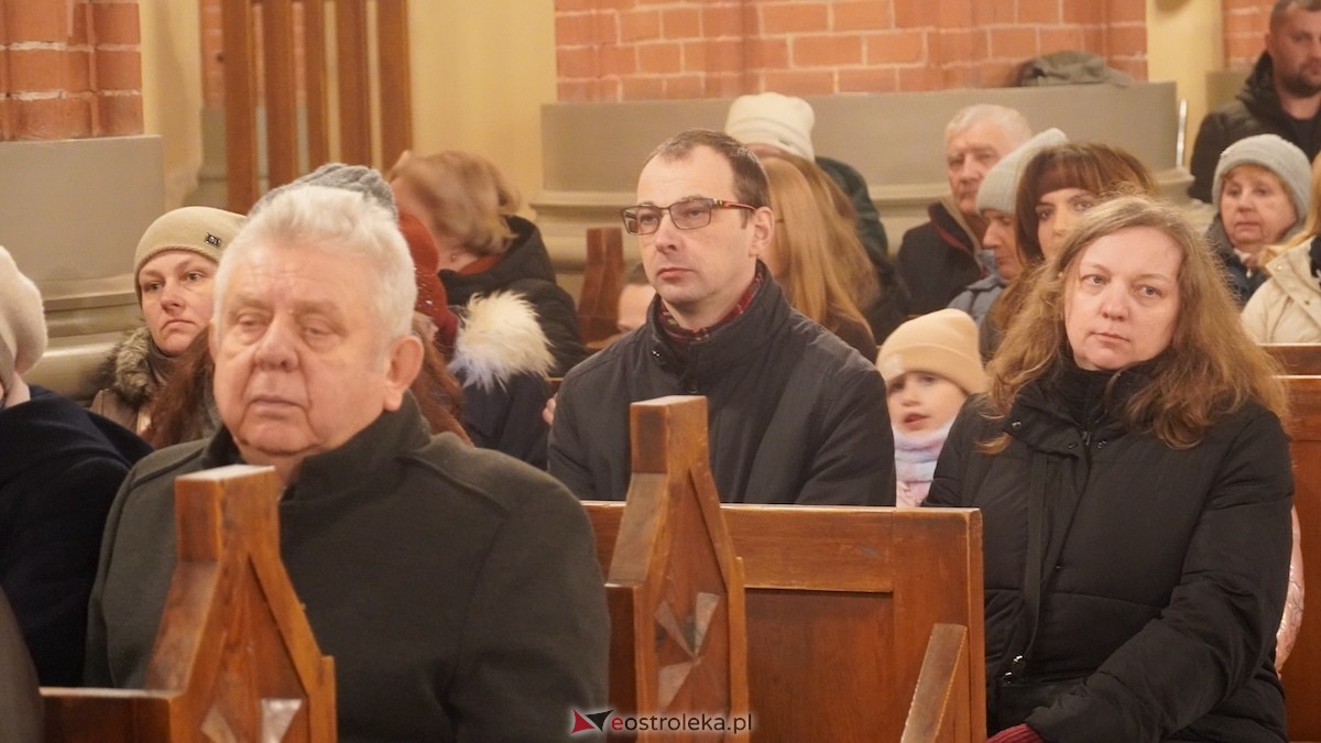 Koncert bożonarodzeniowy w wykonaniu ZPiT Kurpie w Rzekuniu [21.12.2025] - zdjęcie #61 - eOstroleka.pl