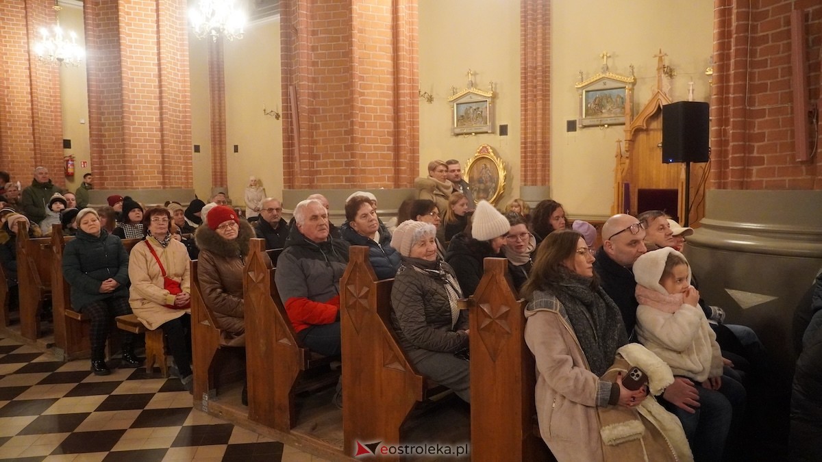 Koncert bożonarodzeniowy w wykonaniu ZPiT Kurpie w Rzekuniu [21.12.2025] - zdjęcie #59 - eOstroleka.pl
