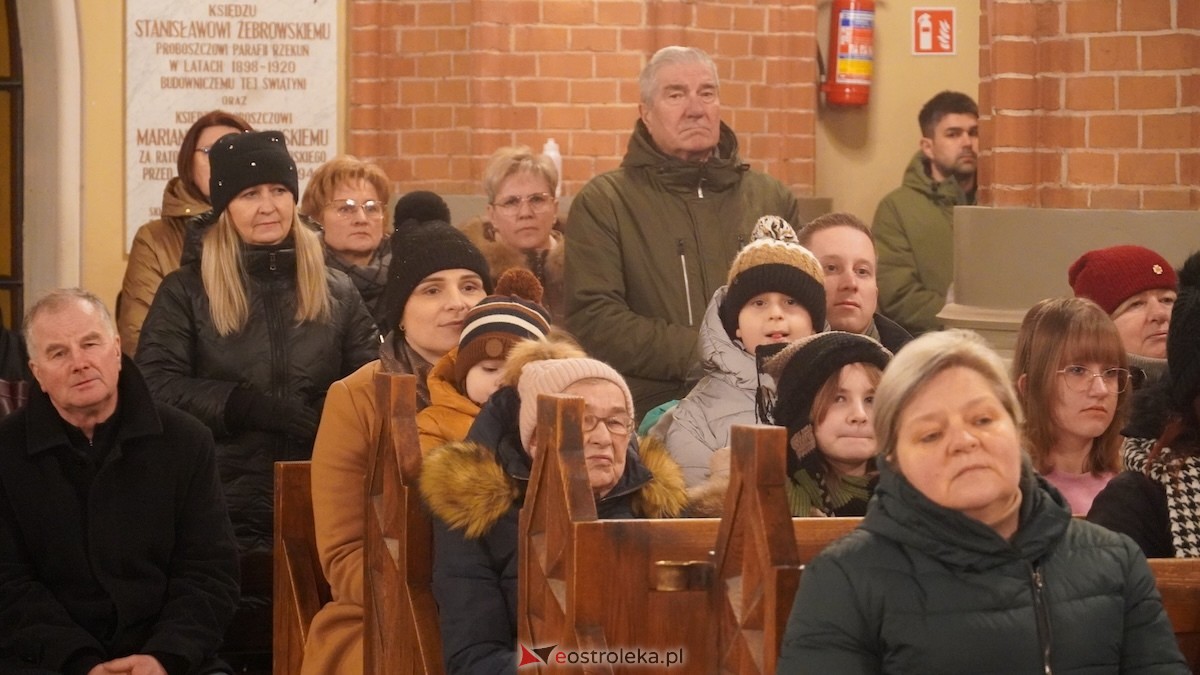 Koncert bożonarodzeniowy w wykonaniu ZPiT Kurpie w Rzekuniu [21.12.2025] - zdjęcie #58 - eOstroleka.pl