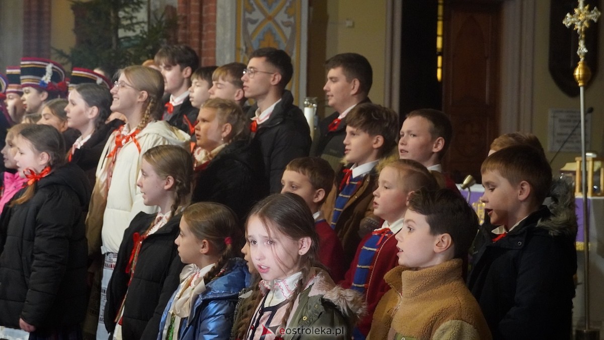 Koncert bożonarodzeniowy w wykonaniu ZPiT Kurpie w Rzekuniu [21.12.2025] - zdjęcie #54 - eOstroleka.pl