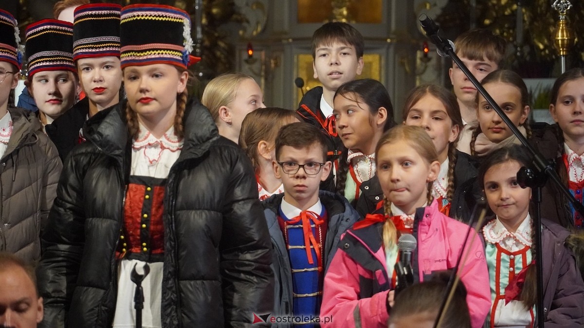 Koncert bożonarodzeniowy w wykonaniu ZPiT Kurpie w Rzekuniu [21.12.2025] - zdjęcie #48 - eOstroleka.pl