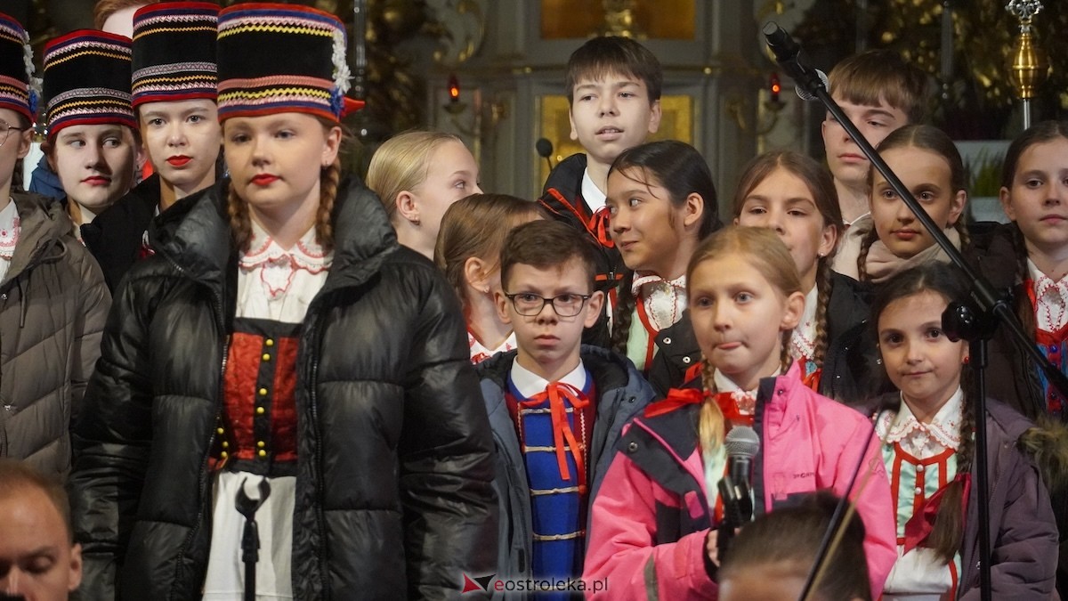 Koncert bożonarodzeniowy w wykonaniu ZPiT Kurpie w Rzekuniu [21.12.2025] - zdjęcie #47 - eOstroleka.pl