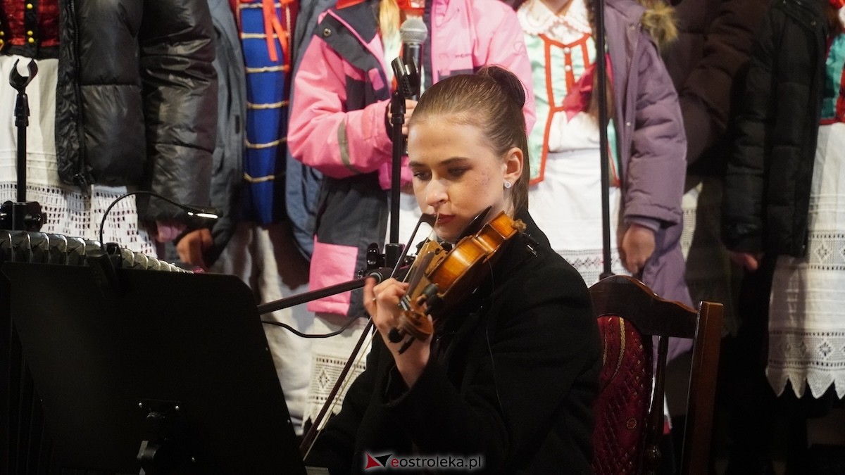 Koncert bożonarodzeniowy w wykonaniu ZPiT Kurpie w Rzekuniu [21.12.2025] - zdjęcie #45 - eOstroleka.pl