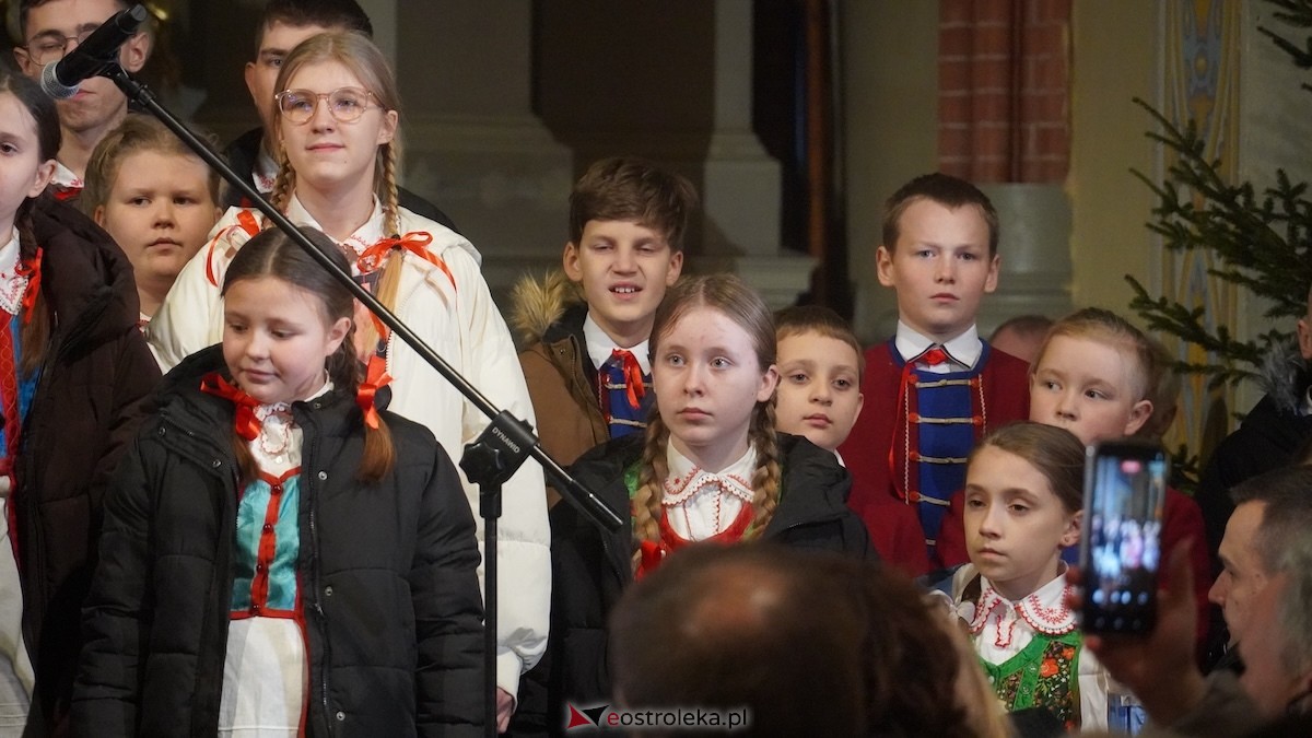 Koncert bożonarodzeniowy w wykonaniu ZPiT Kurpie w Rzekuniu [21.12.2025] - zdjęcie #43 - eOstroleka.pl