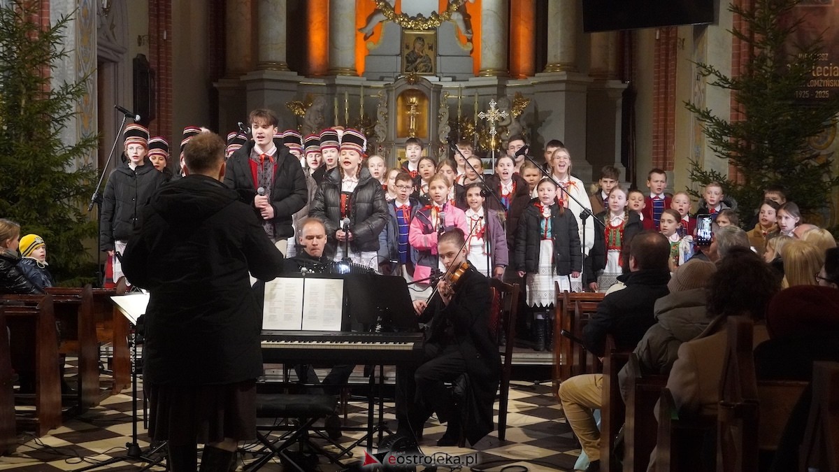 Koncert bożonarodzeniowy w wykonaniu ZPiT Kurpie w Rzekuniu [21.12.2025] - zdjęcie #42 - eOstroleka.pl