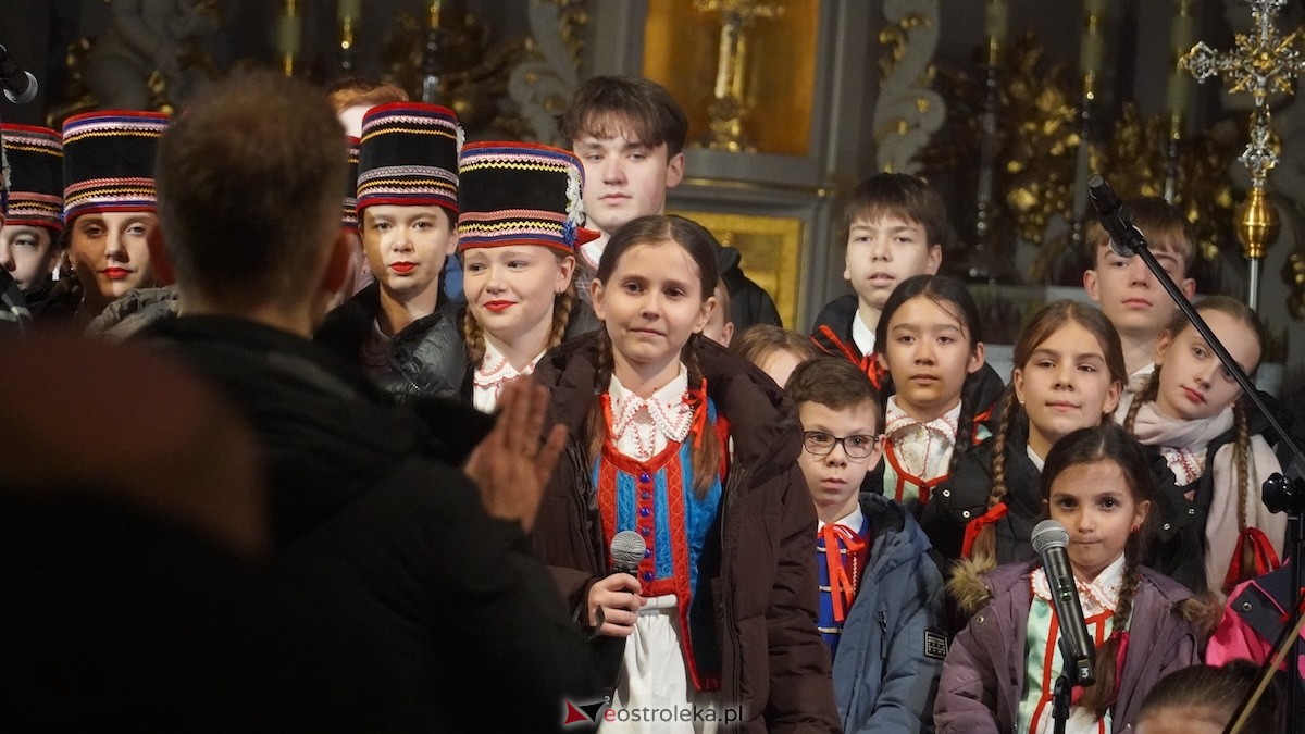 Koncert bożonarodzeniowy w wykonaniu ZPiT Kurpie w Rzekuniu [21.12.2025] - zdjęcie #41 - eOstroleka.pl