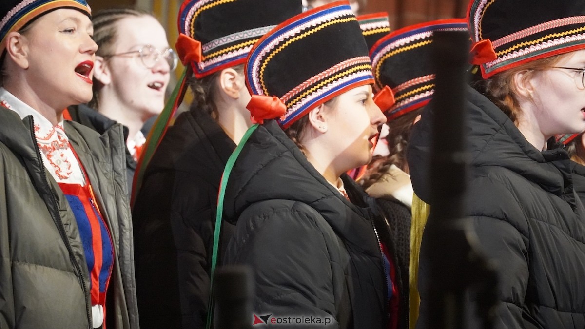 Koncert bożonarodzeniowy w wykonaniu ZPiT Kurpie w Rzekuniu [21.12.2025] - zdjęcie #40 - eOstroleka.pl