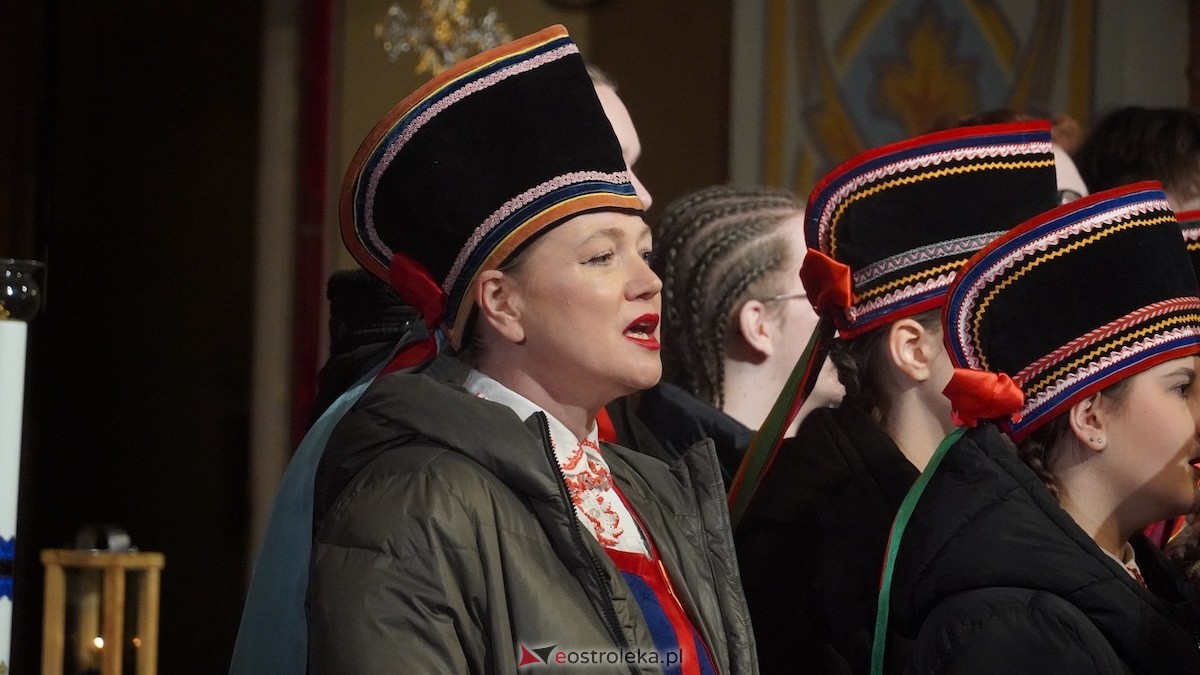 Koncert bożonarodzeniowy w wykonaniu ZPiT Kurpie w Rzekuniu [21.12.2025] - zdjęcie #39 - eOstroleka.pl