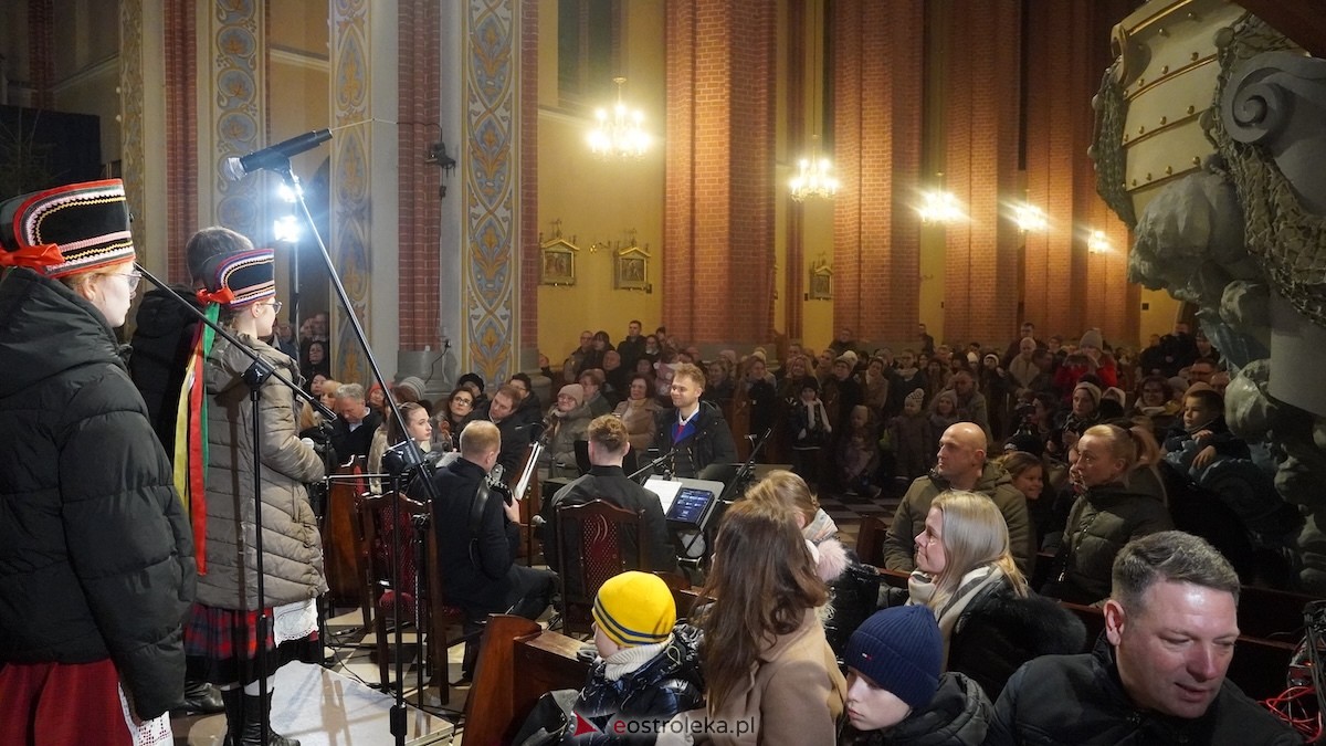 Koncert bożonarodzeniowy w wykonaniu ZPiT Kurpie w Rzekuniu [21.12.2025] - zdjęcie #38 - eOstroleka.pl