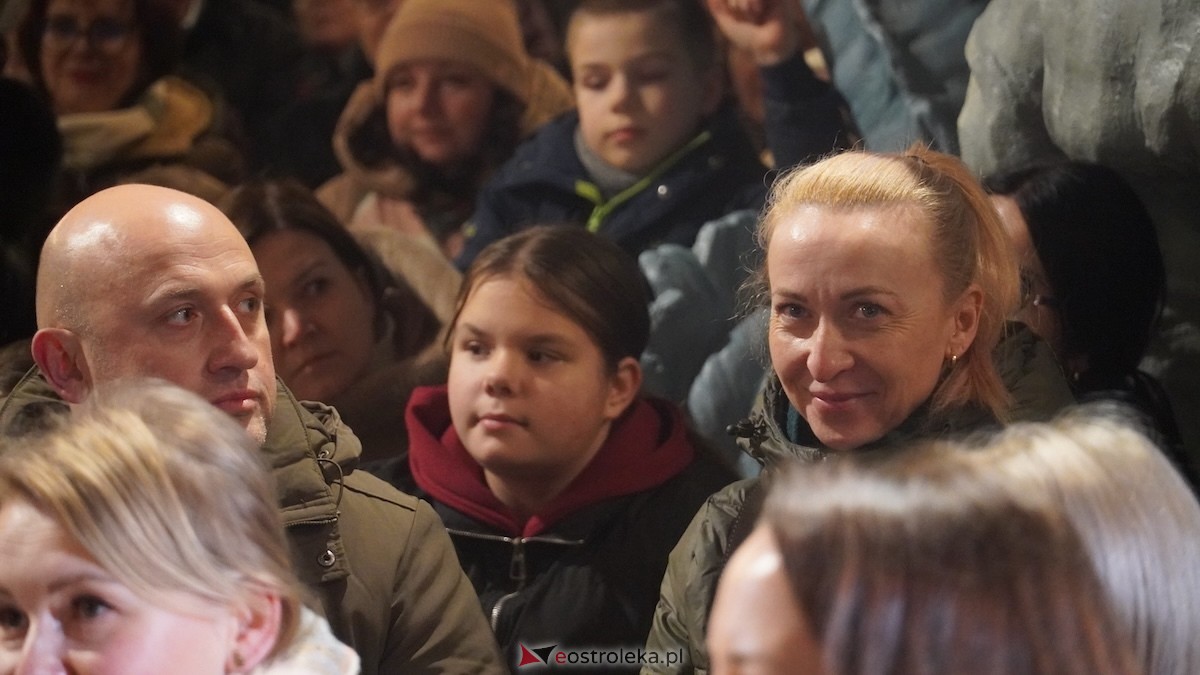 Koncert bożonarodzeniowy w wykonaniu ZPiT Kurpie w Rzekuniu [21.12.2025] - zdjęcie #37 - eOstroleka.pl