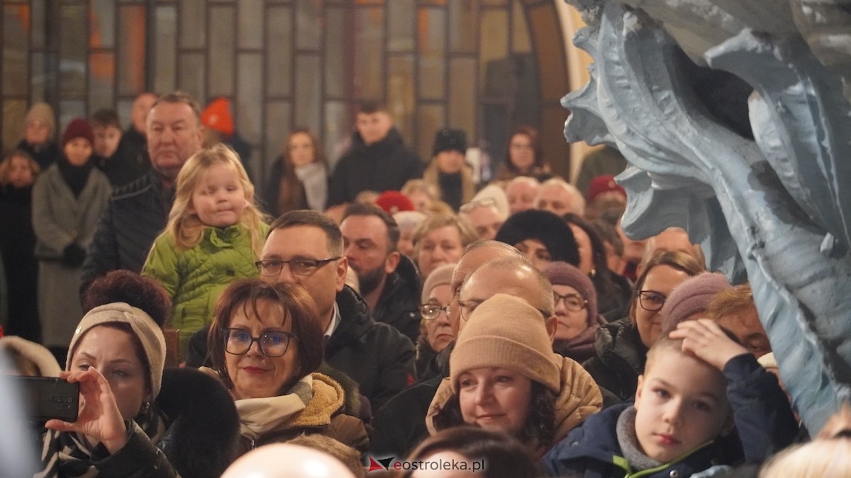 Koncert bożonarodzeniowy w wykonaniu ZPiT Kurpie w Rzekuniu [21.12.2025] - zdjęcie #36 - eOstroleka.pl