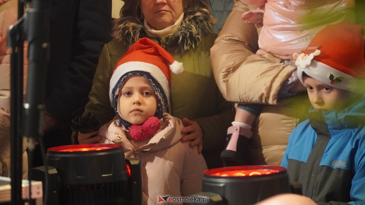 Koncert bożonarodzeniowy w wykonaniu ZPiT Kurpie w Rzekuniu [21.12.2025] - zdjęcie #35 - eOstroleka.pl