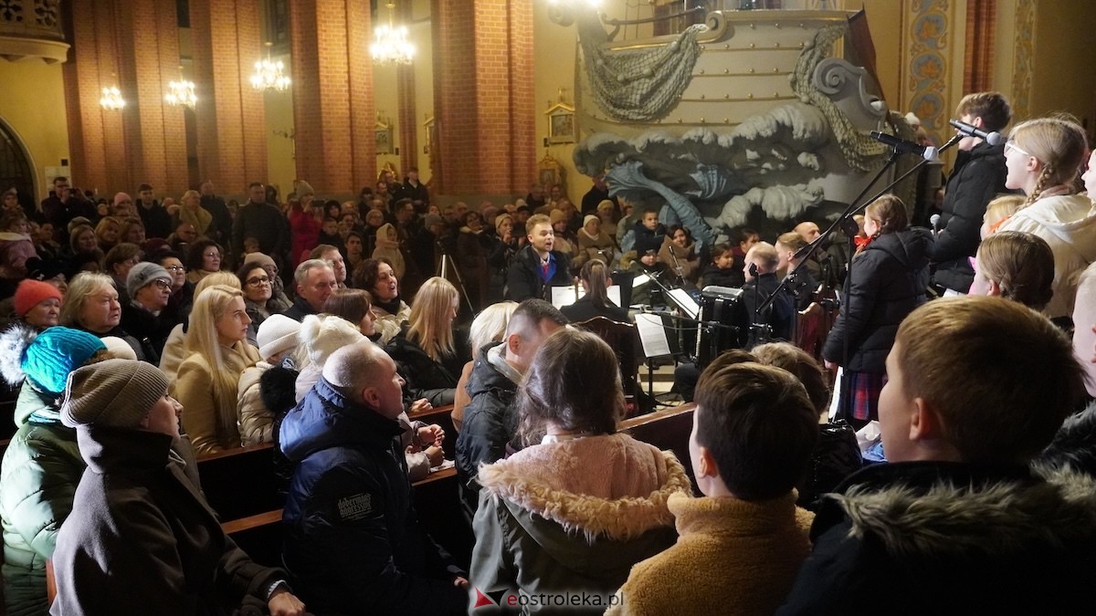 Koncert bożonarodzeniowy w wykonaniu ZPiT Kurpie w Rzekuniu [21.12.2025] - zdjęcie #34 - eOstroleka.pl