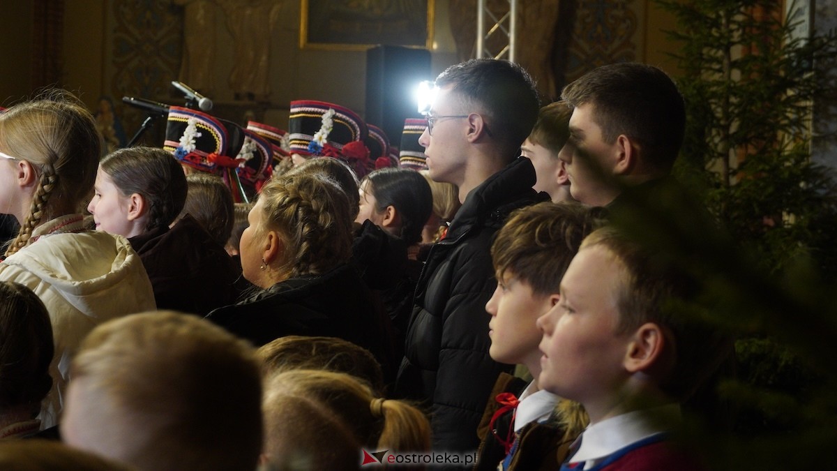 Koncert bożonarodzeniowy w wykonaniu ZPiT Kurpie w Rzekuniu [21.12.2025] - zdjęcie #30 - eOstroleka.pl