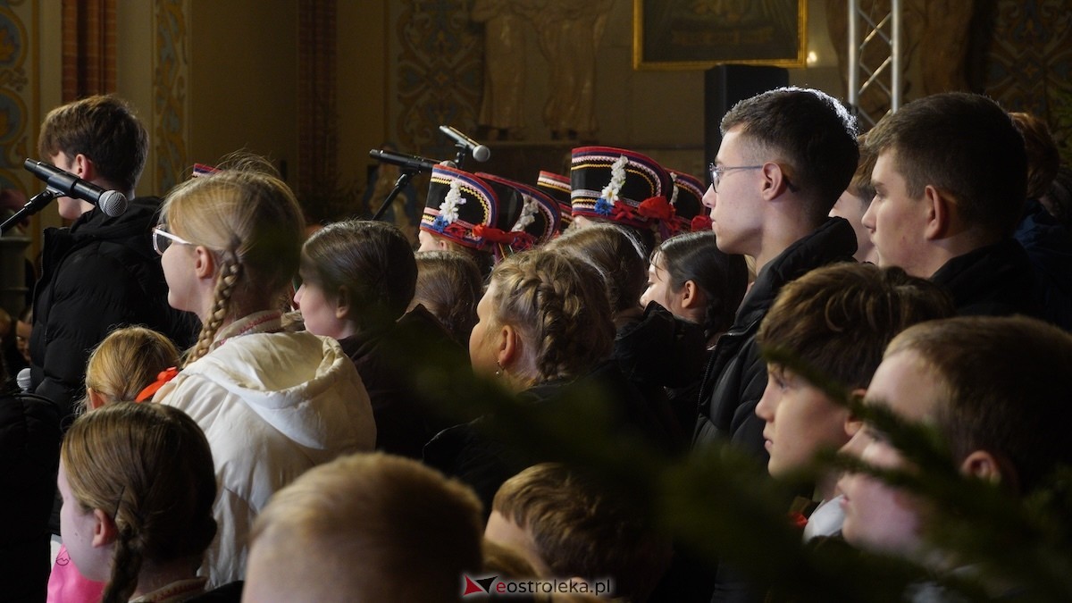 Koncert bożonarodzeniowy w wykonaniu ZPiT Kurpie w Rzekuniu [21.12.2025] - zdjęcie #29 - eOstroleka.pl