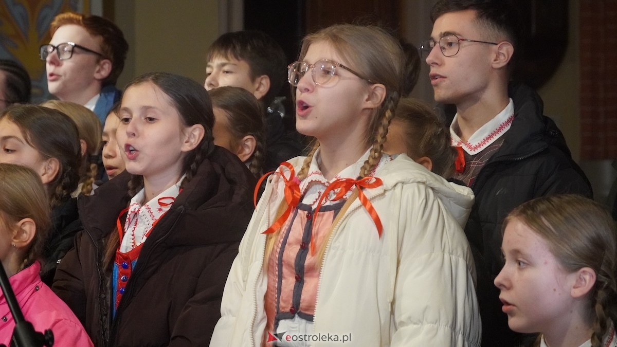 Koncert bożonarodzeniowy w wykonaniu ZPiT Kurpie w Rzekuniu [21.12.2025] - zdjęcie #26 - eOstroleka.pl