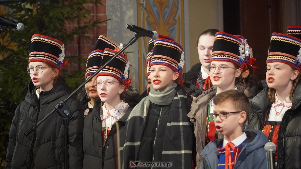 Koncert bożonarodzeniowy w wykonaniu ZPiT Kurpie w Rzekuniu [21.12.2025] - zdjęcie #19 - eOstroleka.pl