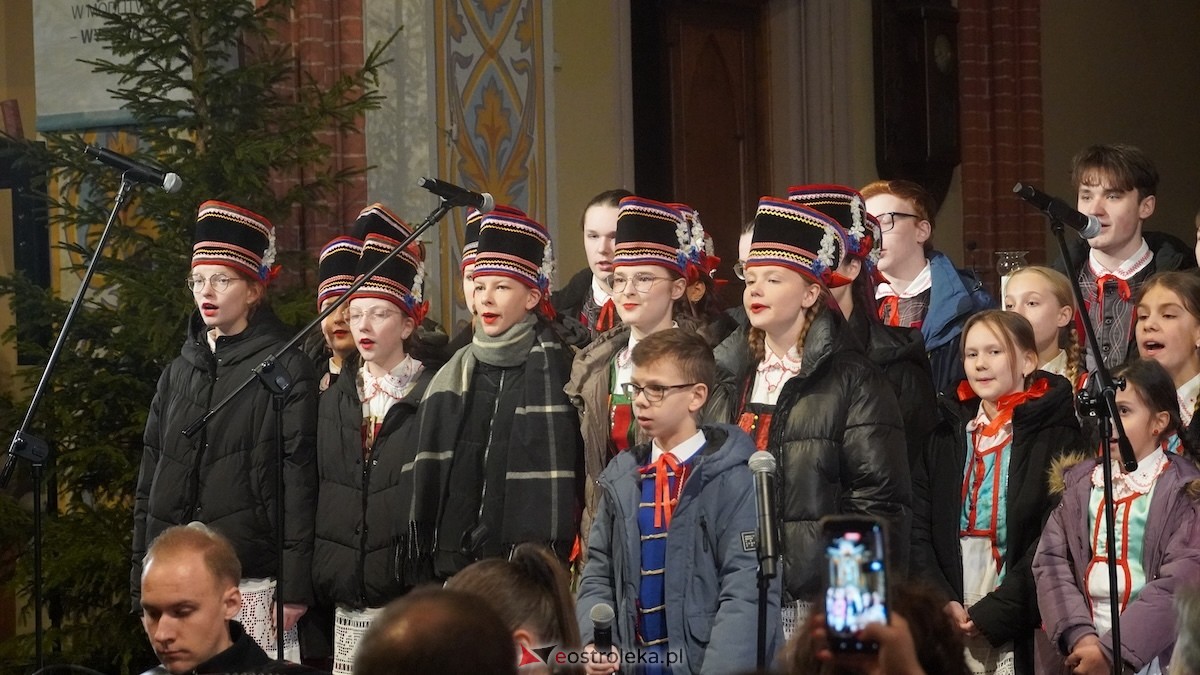 Koncert bożonarodzeniowy w wykonaniu ZPiT Kurpie w Rzekuniu [21.12.2025] - zdjęcie #18 - eOstroleka.pl