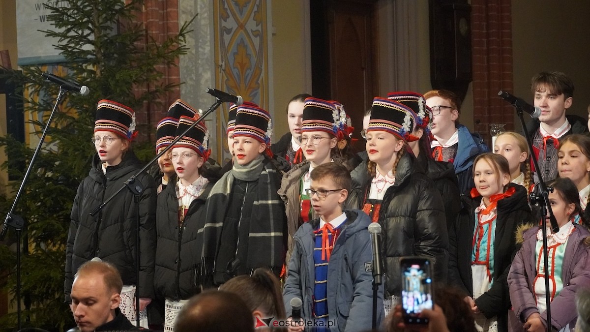 Koncert bożonarodzeniowy w wykonaniu ZPiT Kurpie w Rzekuniu [21.12.2025] - zdjęcie #17 - eOstroleka.pl