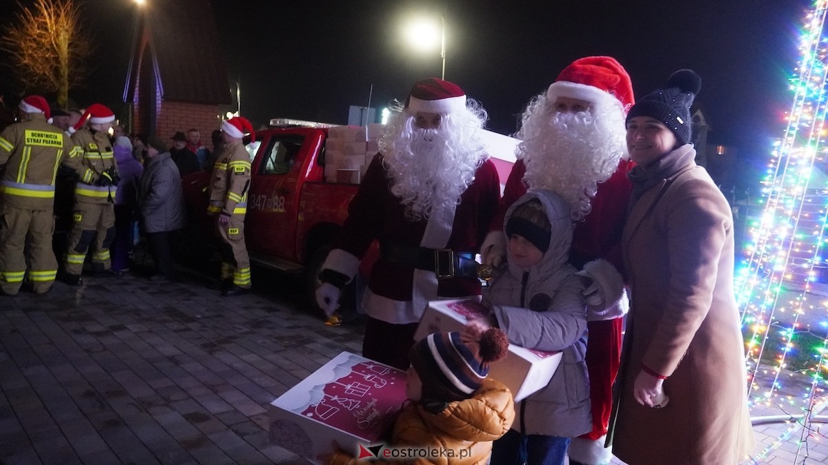 Koncert bożonarodzeniowy w wykonaniu ZPiT Kurpie w Rzekuniu [21.12.2025] - zdjęcie #14 - eOstroleka.pl