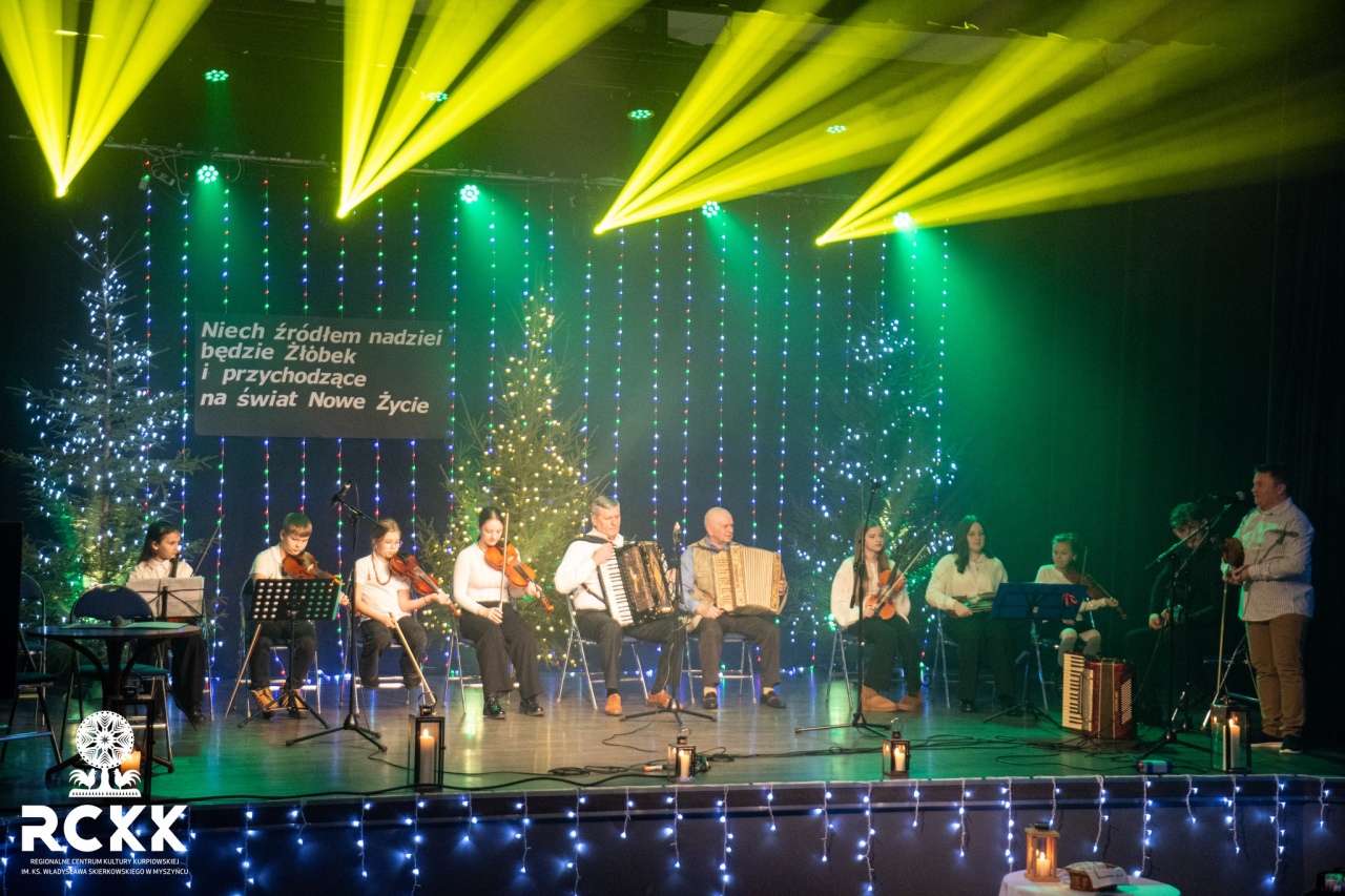 Ciepło, uśmiech i magia Wigilii. Wyjątkowy wieczór w Regionalnym Centrum Kultury Kurpiowskiej [18.12.2025] - zdjęcie #16 - eOstroleka.pl