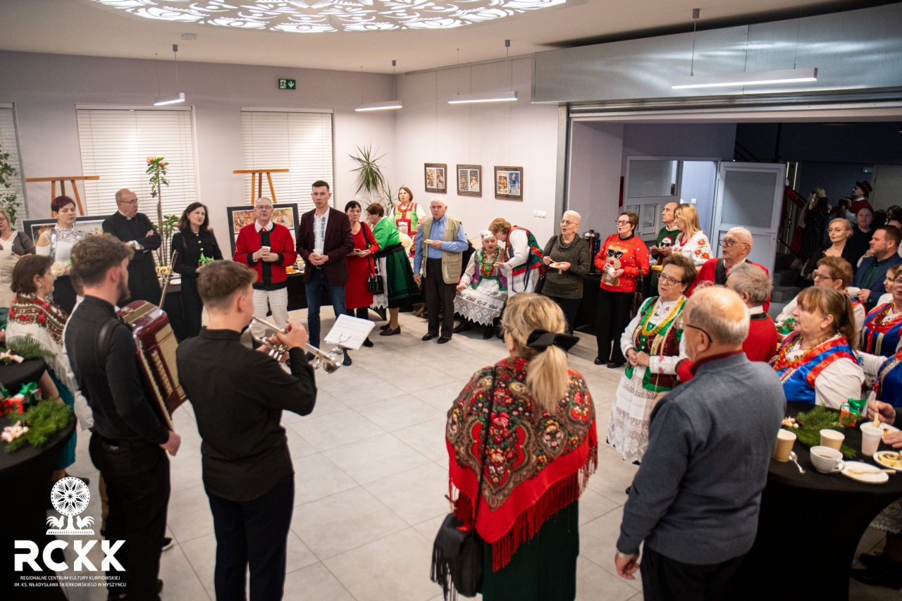 Ciepło, uśmiech i magia Wigilii. Wyjątkowy wieczór w Regionalnym Centrum Kultury Kurpiowskiej [18.12.2025] - zdjęcie #14 - eOstroleka.pl