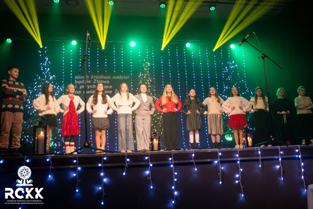 Ciepło, uśmiech i magia Wigilii. Wyjątkowy wieczór w Regionalnym Centrum Kultury Kurpiowskiej [18.12.2025] - zdjęcie #11 - eOstroleka.pl