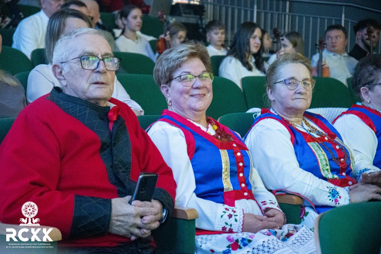 Ciepło, uśmiech i magia Wigilii. Wyjątkowy wieczór w Regionalnym Centrum Kultury Kurpiowskiej [18.12.2025] - zdjęcie #9 - eOstroleka.pl