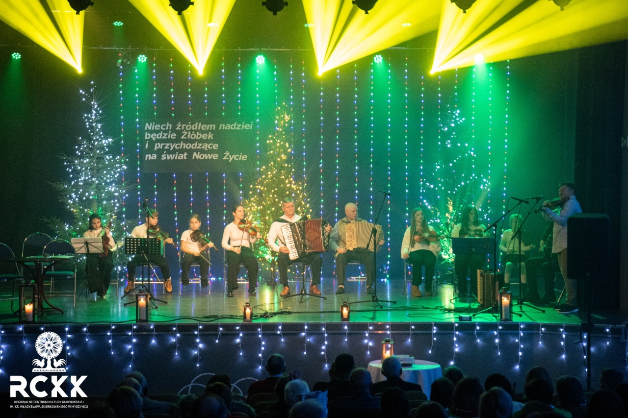 Ciepło, uśmiech i magia Wigilii. Wyjątkowy wieczór w Regionalnym Centrum Kultury Kurpiowskiej [18.12.2025] - zdjęcie #7 - eOstroleka.pl