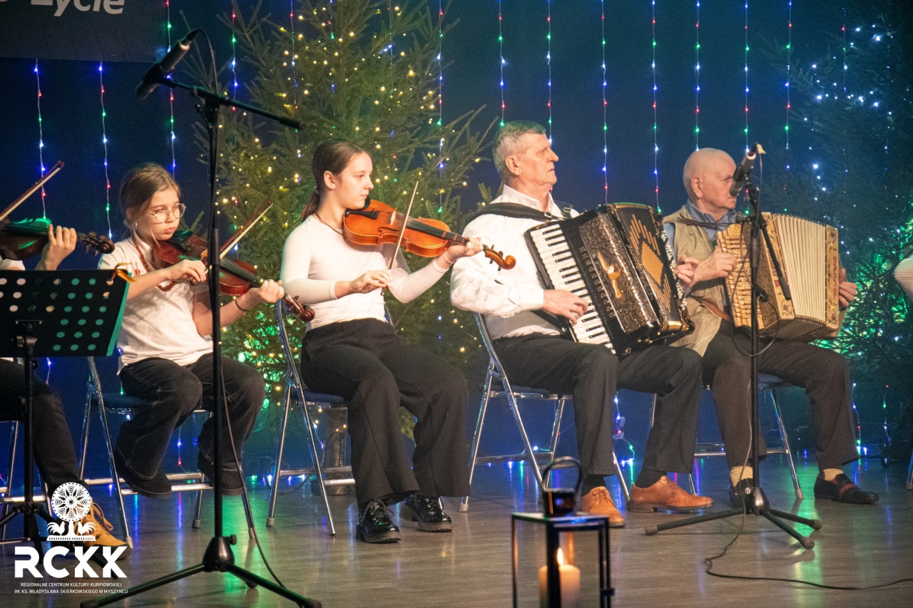 Ciepło, uśmiech i magia Wigilii. Wyjątkowy wieczór w Regionalnym Centrum Kultury Kurpiowskiej [18.12.2025] - zdjęcie #6 - eOstroleka.pl