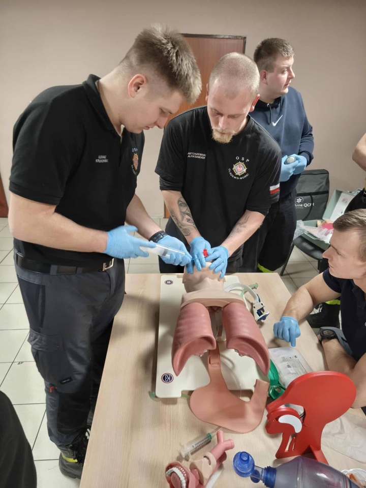 Szkolenie z kwalifikowanej pierwszej pomocy dla strażaków z terenu gminy Olszewo-Borki fot. OSP Olszewo-Borki  - zdjęcie #15 - eOstroleka.pl