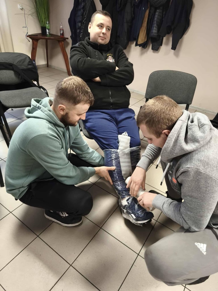 Szkolenie z kwalifikowanej pierwszej pomocy dla strażaków z terenu gminy Olszewo-Borki fot. OSP Olszewo-Borki  - zdjęcie #14 - eOstroleka.pl