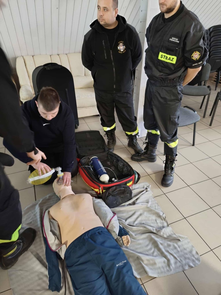 Szkolenie z kwalifikowanej pierwszej pomocy dla strażaków z terenu gminy Olszewo-Borki fot. OSP Olszewo-Borki  - zdjęcie #10 - eOstroleka.pl
