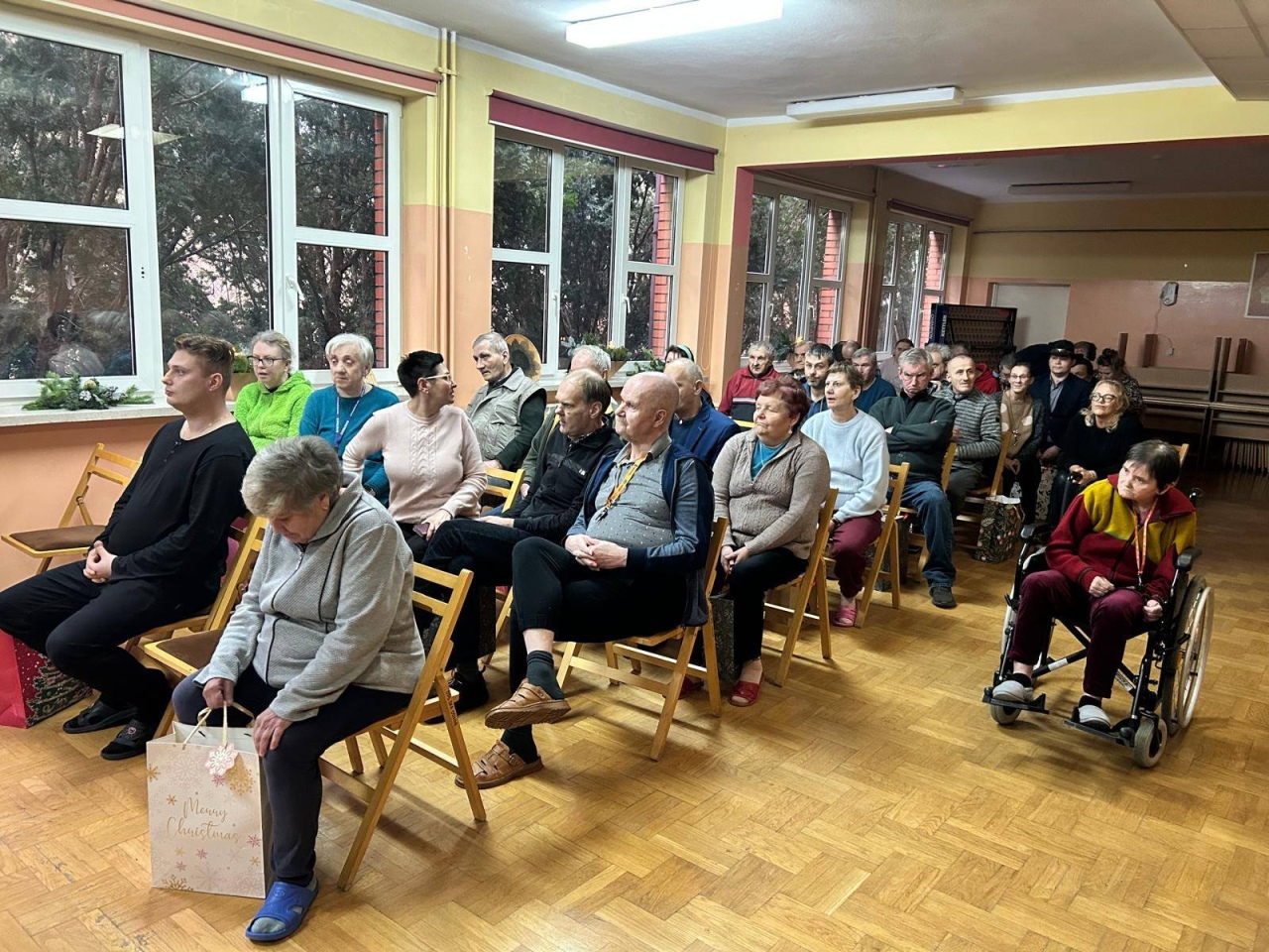 Akcja „List do św. Mikołaja”. Uczennice ZSZ nr 4 wsparły DPS w Ostrołęce fot. ZSZ nr 4  - zdjęcie #23 - eOstroleka.pl