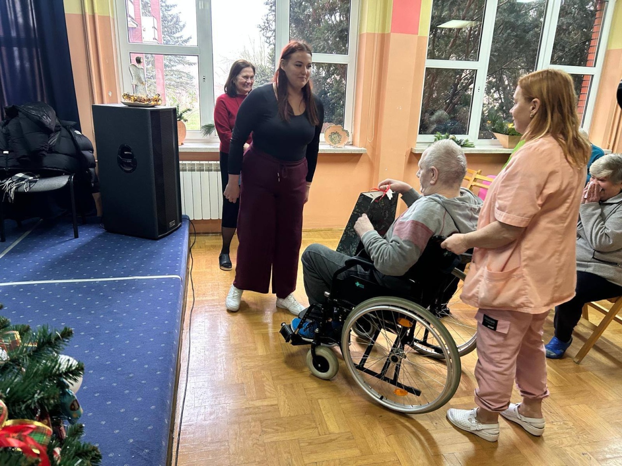 Akcja „List do św. Mikołaja”. Uczennice ZSZ nr 4 wsparły DPS w Ostrołęce fot. ZSZ nr 4  - zdjęcie #19 - eOstroleka.pl
