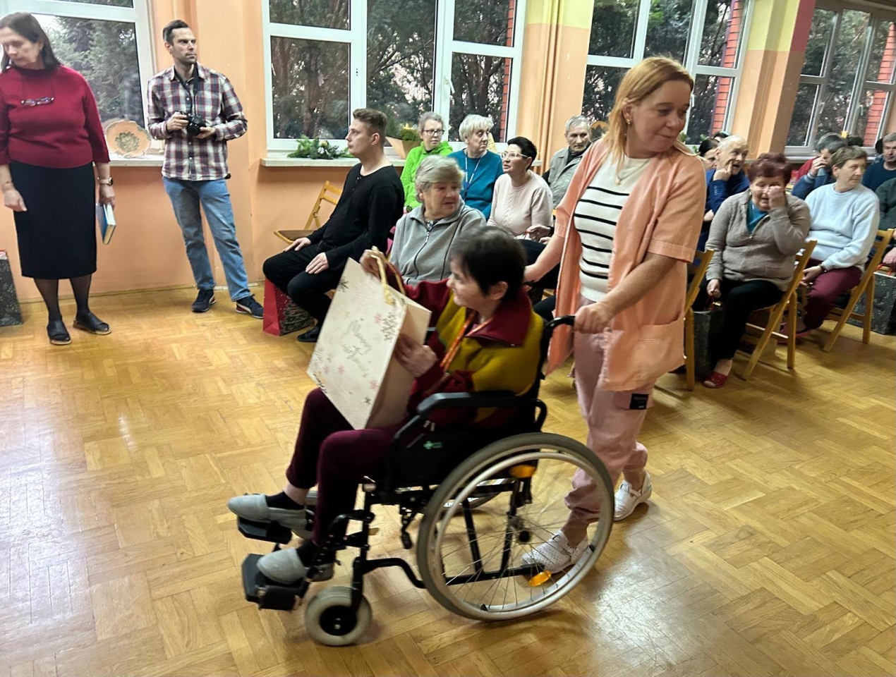 Akcja „List do św. Mikołaja”. Uczennice ZSZ nr 4 wsparły DPS w Ostrołęce fot. ZSZ nr 4  - zdjęcie #7 - eOstroleka.pl