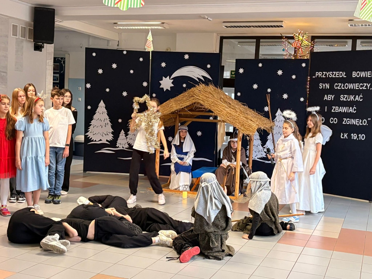 Jasełka w SP 10 Ostrołęka [19.12.2025] - zdjęcie #30 - eOstroleka.pl