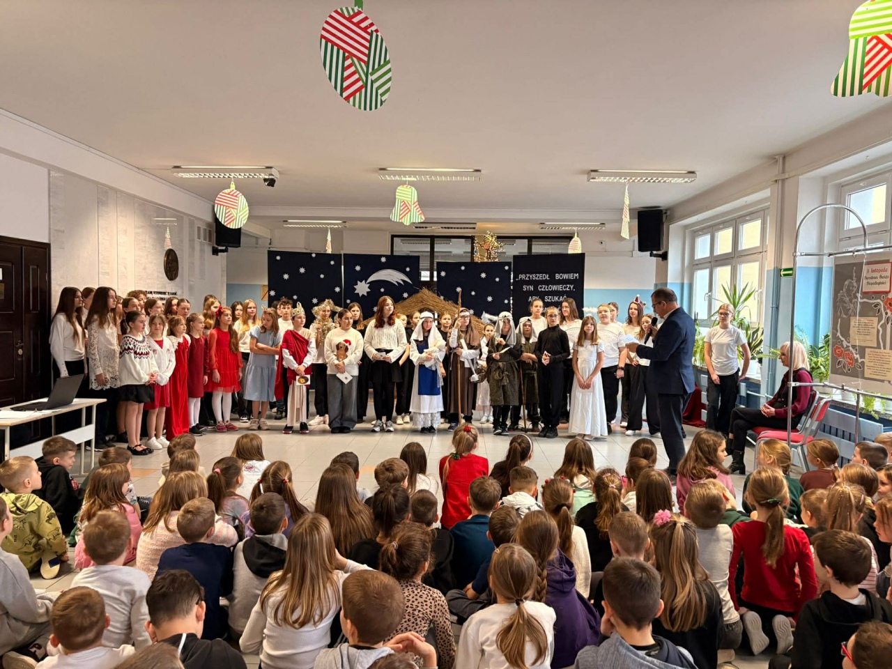 Jasełka w SP 10 Ostrołęka [19.12.2025] - zdjęcie #28 - eOstroleka.pl
