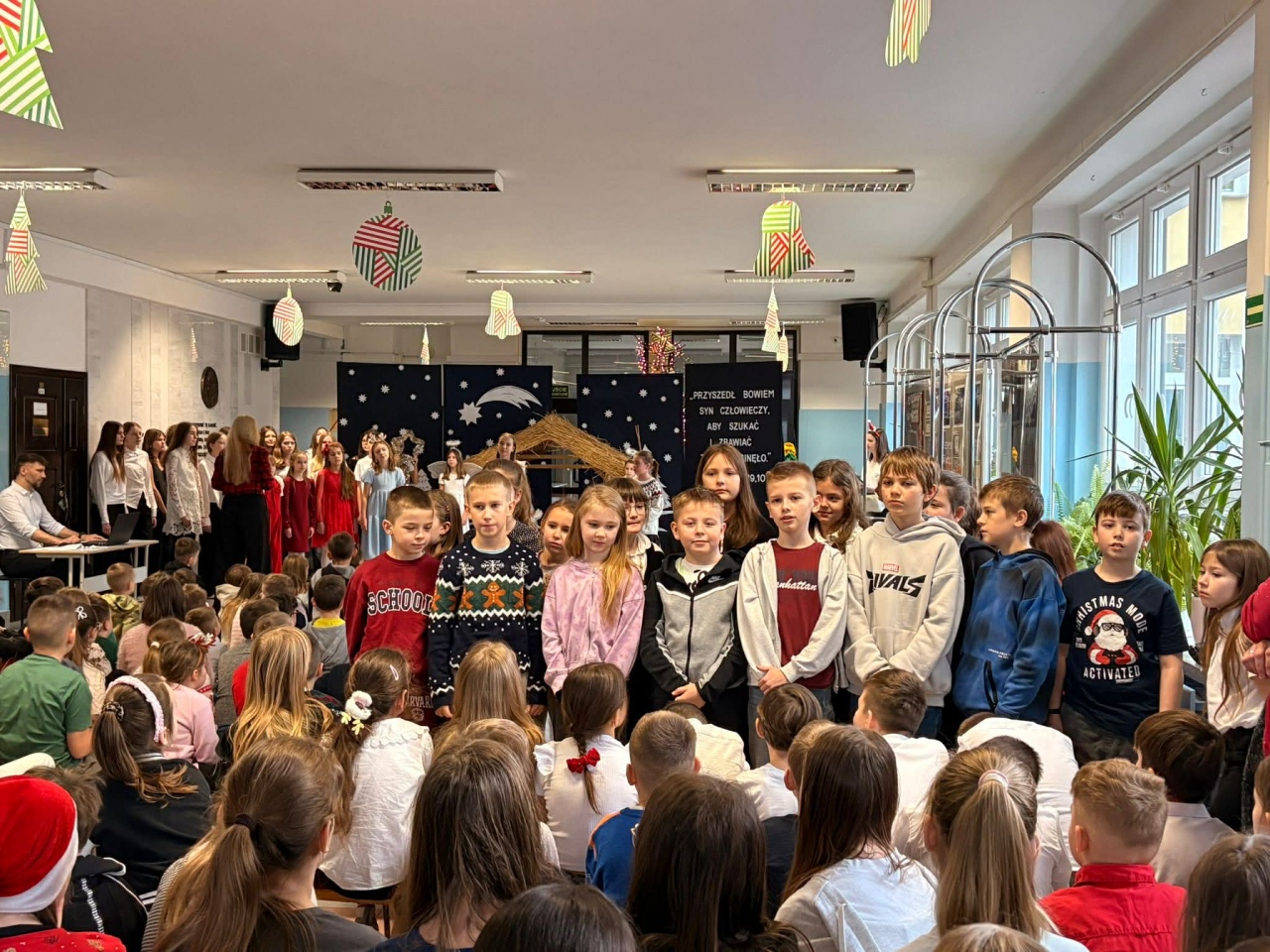 Jasełka w SP 10 Ostrołęka [19.12.2025] - zdjęcie #26 - eOstroleka.pl