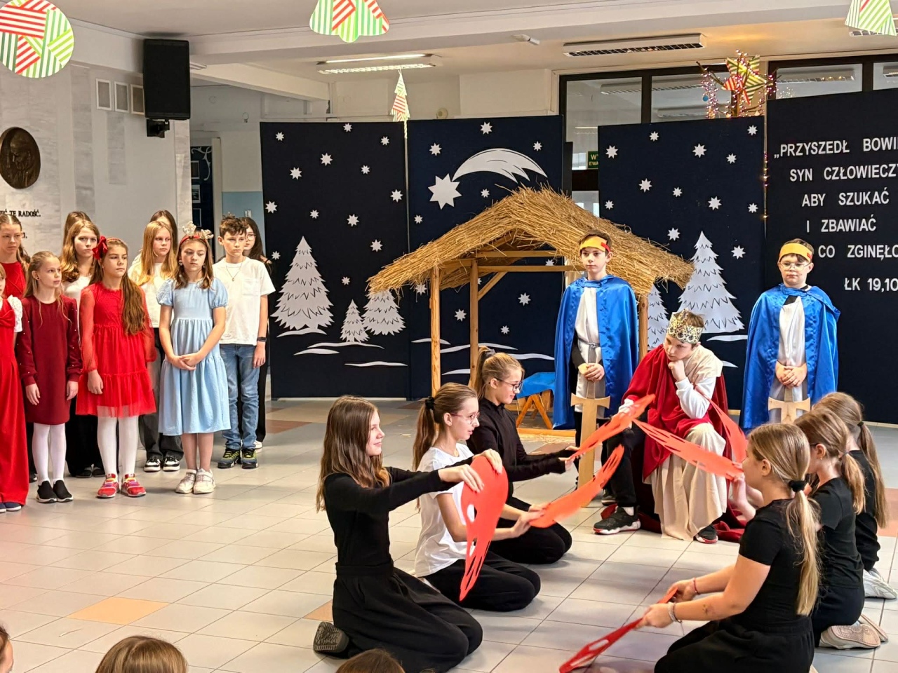 Jasełka w SP 10 Ostrołęka [19.12.2025] - zdjęcie #25 - eOstroleka.pl