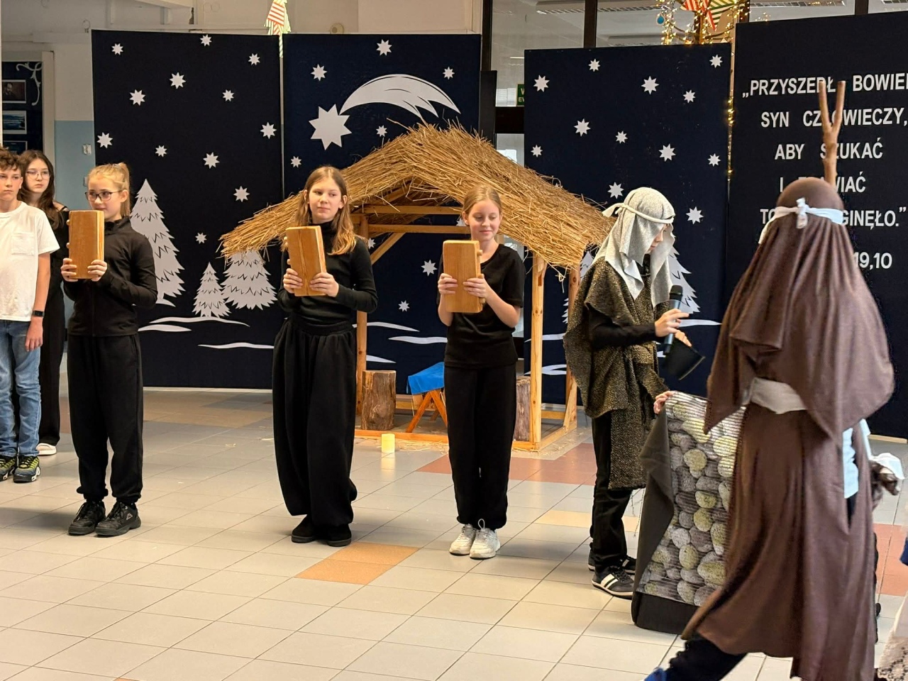 Jasełka w SP 10 Ostrołęka [19.12.2025] - zdjęcie #23 - eOstroleka.pl