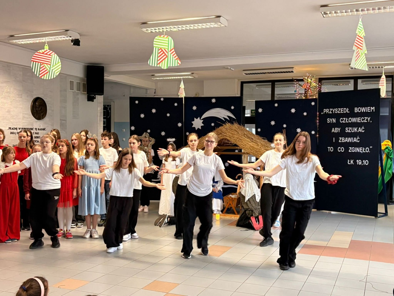 Jasełka w SP 10 Ostrołęka [19.12.2025] - zdjęcie #16 - eOstroleka.pl