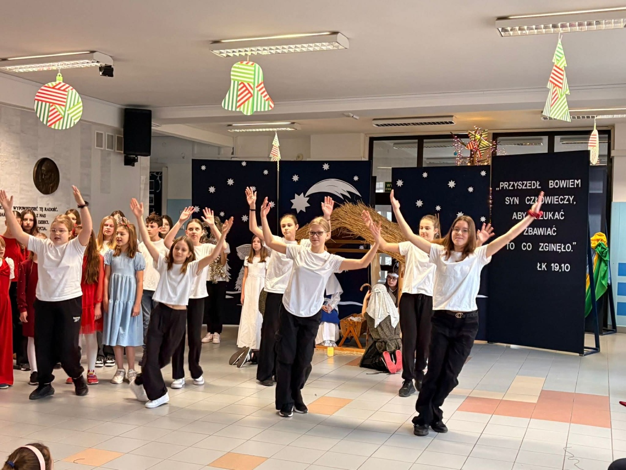 Jasełka w SP 10 Ostrołęka [19.12.2025] - zdjęcie #15 - eOstroleka.pl
