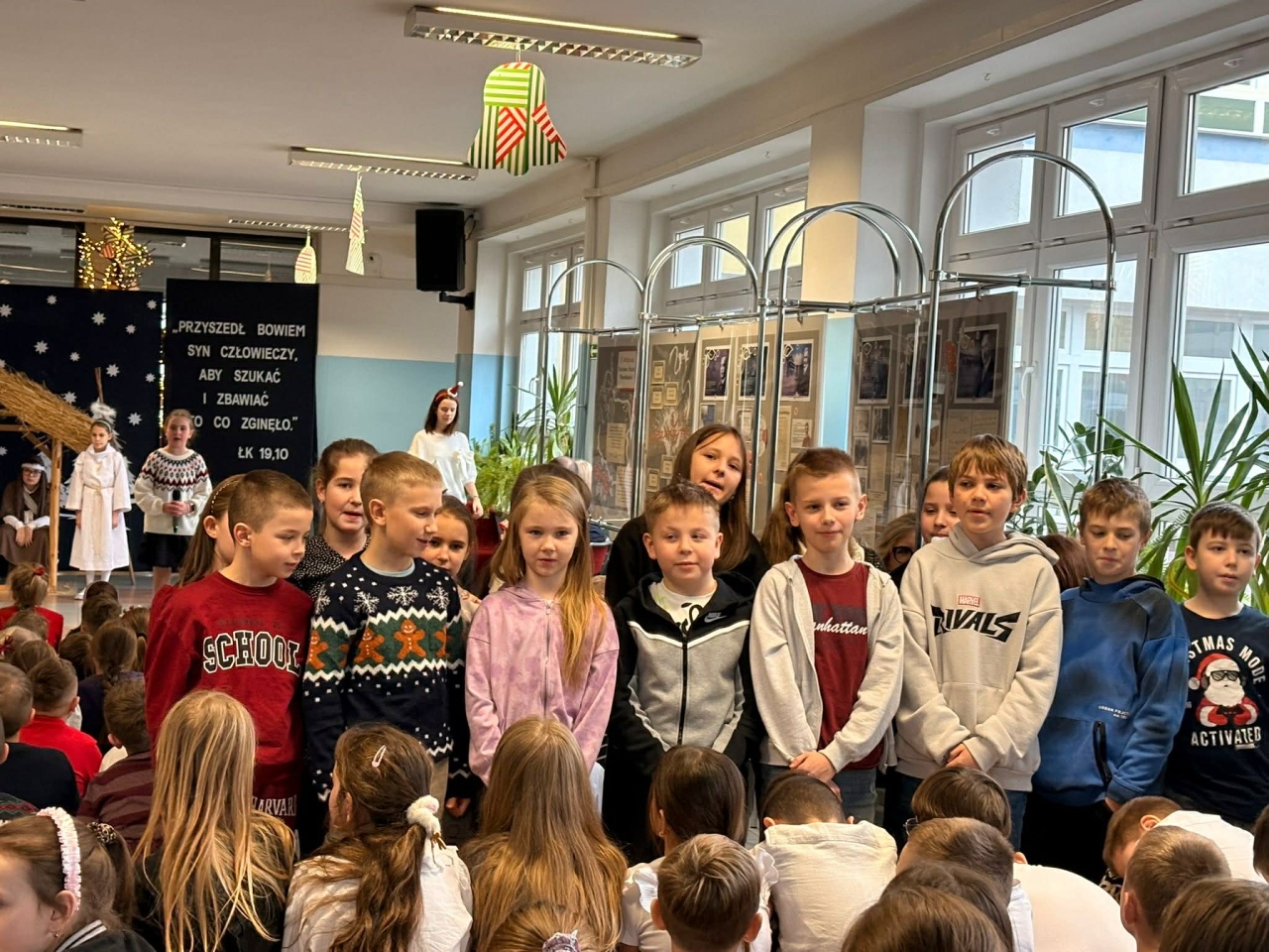 Jasełka w SP 10 Ostrołęka [19.12.2025] - zdjęcie #13 - eOstroleka.pl