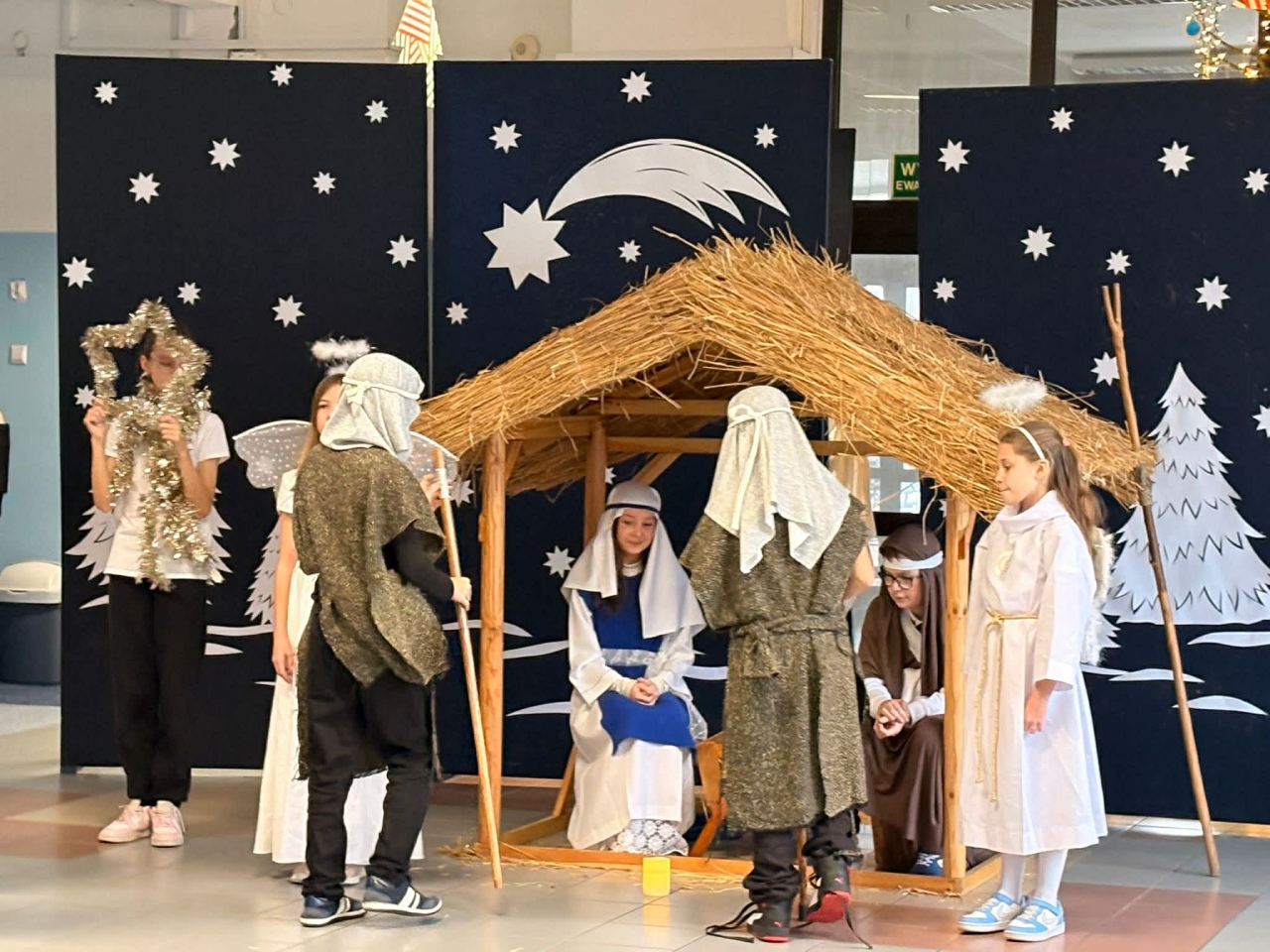 Jasełka w SP 10 Ostrołęka [19.12.2025] - zdjęcie #11 - eOstroleka.pl
